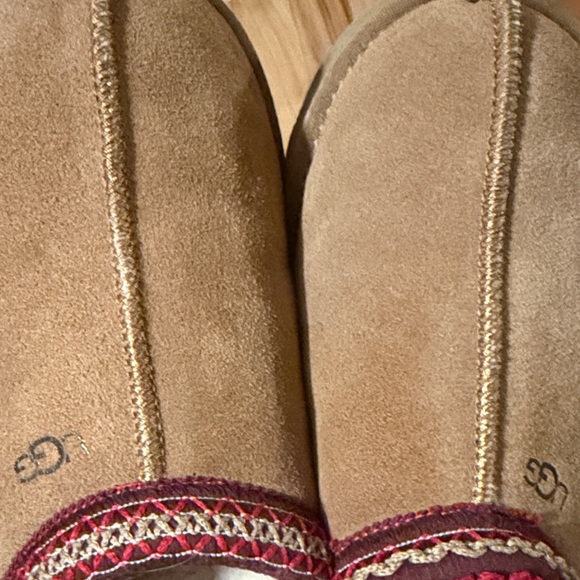 UGG Men's Tan Loafers with Red Accents - Picture 14 of 14
